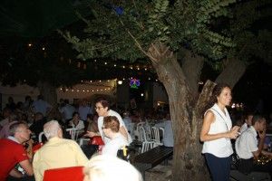 een drankje  in afwachting van de Band.